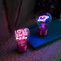 Kidek AB Bordlampe i glødepæreform Love is in the air - Hjem & Husholdning|Oppyntning