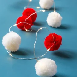 Talking Tables Ltd LED Guirlande Pompoms Rød/Hvid - Oppyntning|Hjem & Husholdning