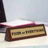 Boxer Gifts Ltd Skrivebordsskilt Fixer Of Everything - Spøg Og Skæmt-Artikler & Pranks|Hjem & Husholdning
