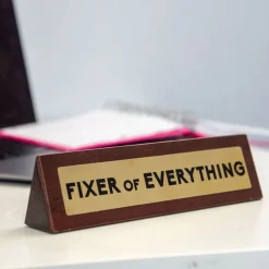 Boxer Gifts Ltd Skrivebordsskilt Fixer Of Everything - Spøg Og Skæmt-Artikler & Pranks|Hjem & Husholdning